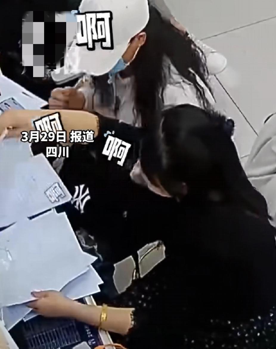 太吓人了！女子打印东西要求店员帮忙整理归类，被拒后崩溃不断高声尖叫，老板怒斥女子