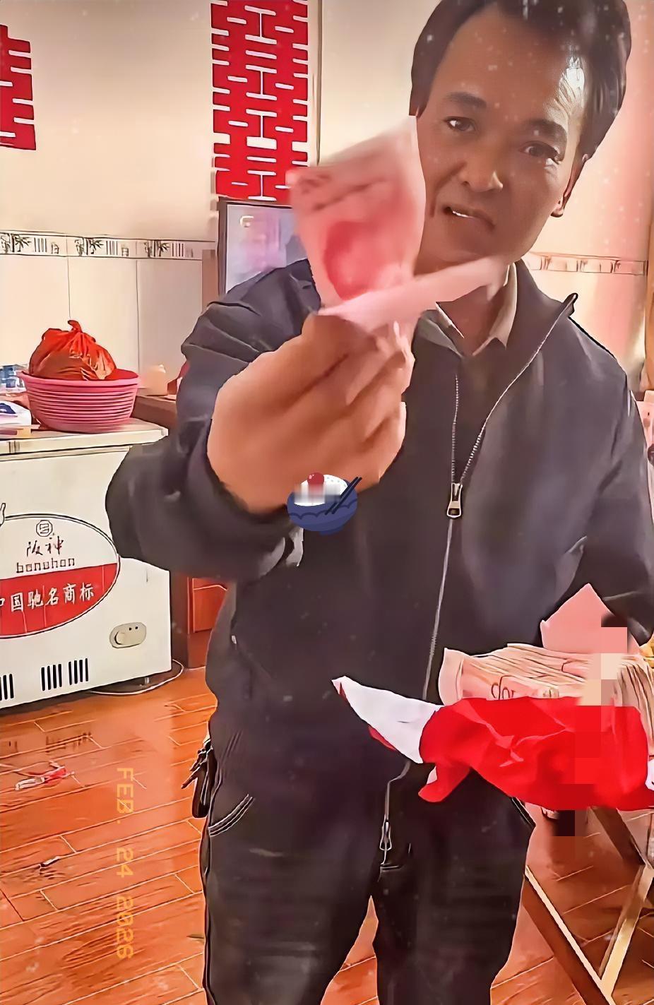 出嫁的女儿将新郎家给的彩礼钱，拿给父亲时，父亲的一个举动，却让女儿瞬间泪目了。