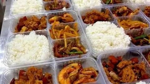 人民日报评盒饭摊“转正”：别一罚了之，让城市治理更有温度
【事件】浙江宁波镇海区