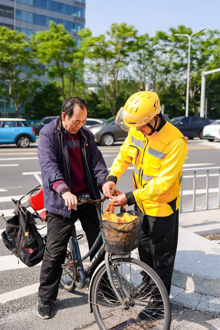 宁波街头上演最浪漫的福气派送现场宁波街头骑手不送外卖送福袋 奔波穿梭的外卖骑手化