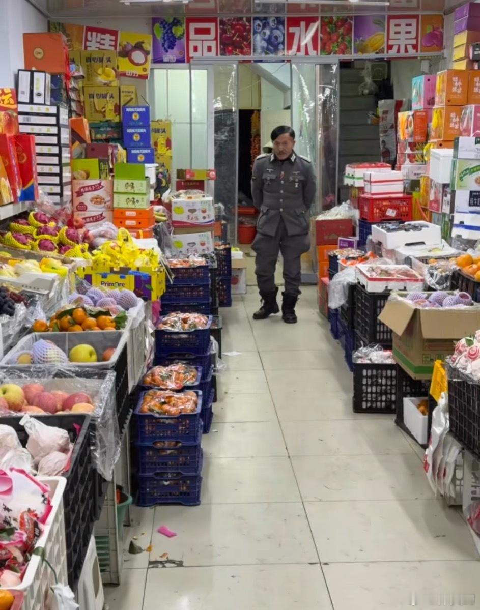 大爷这身打扮挺复古呀 