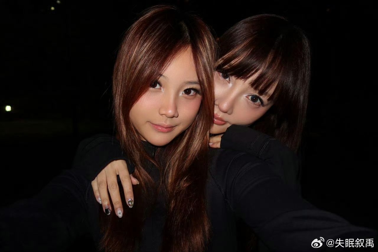 13岁甜馨好漂亮甜馨和妈妈的姐妹花合照也太养眼了吧！同款妆容不同风格，妈妈明艳女