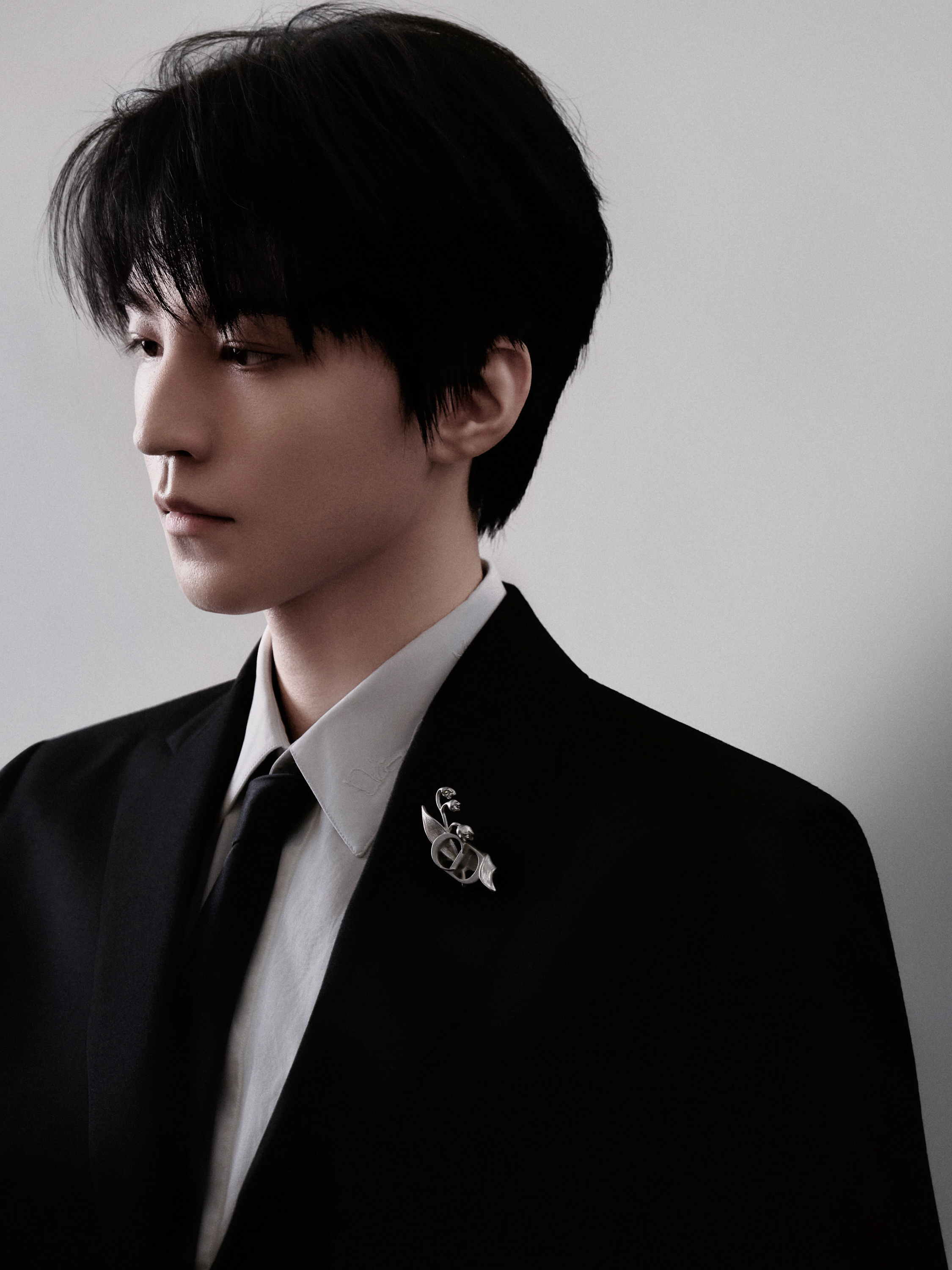王俊凯 × 2025上合组织国家电影节 经典Dior黑白西服套装✨ ​​​