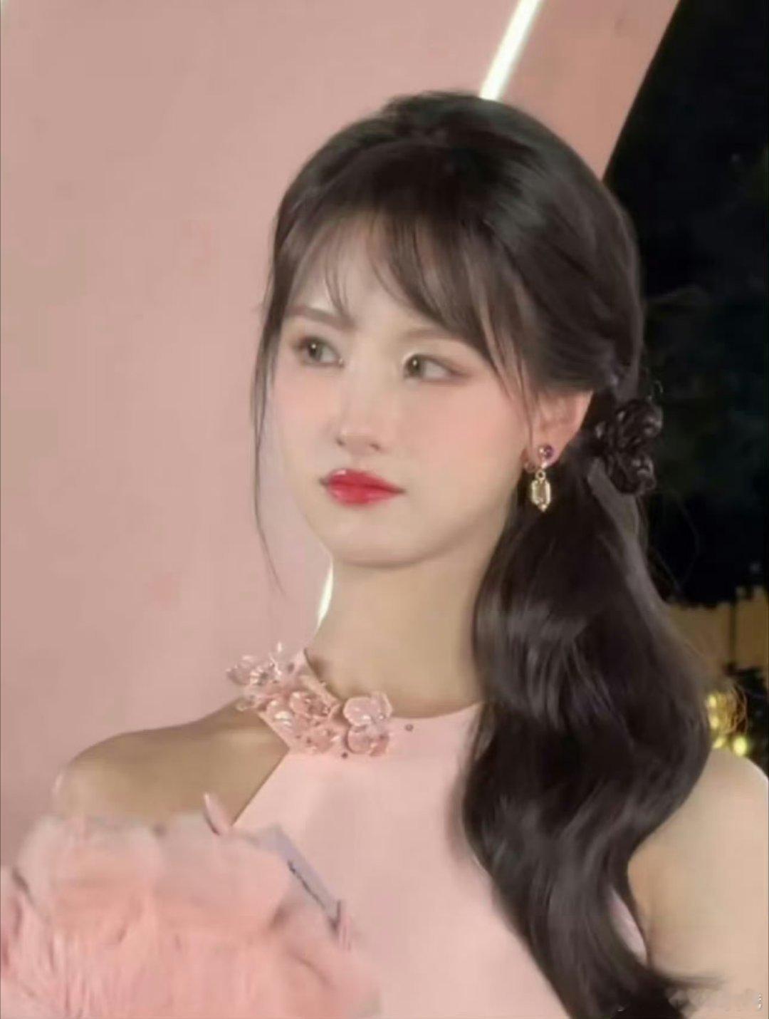 陈都灵完全就是水蜜桃 小兔子🐰侧马尾好好看啊啊造型师加鸡腿🍗 ​​​
