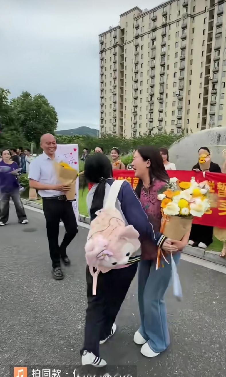 《打油.教育怪像》
偷懒耍滑扰课堂，酸甜苦辣不曾尝。
花样百出成人礼，夹道欢迎出