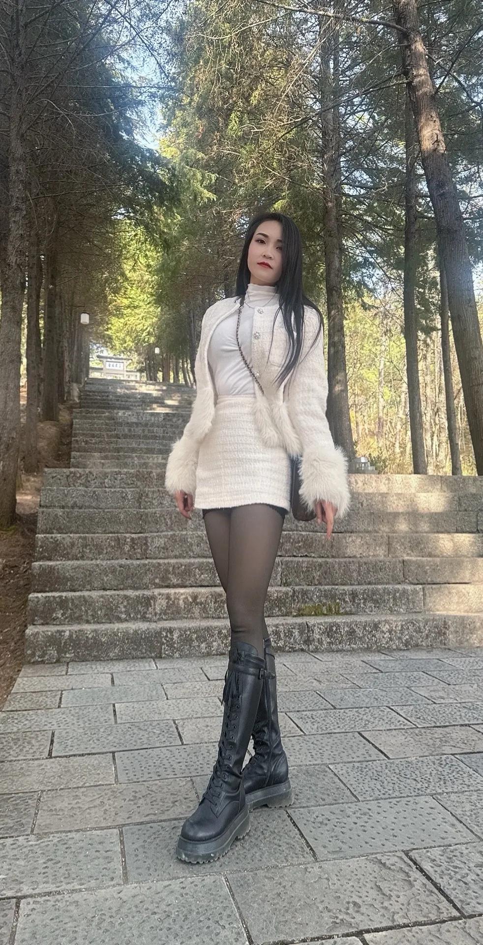 秋日森林漫步，时尚穿搭指南🍂👗👢