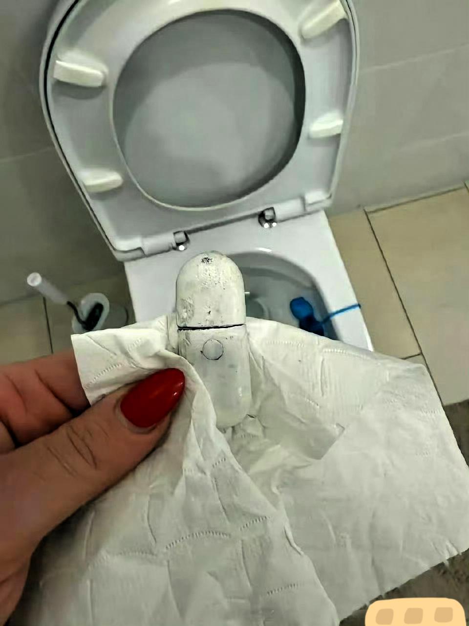 在马桶内壁发现这个……出门在外一定要仔细检查，隐患可能就在不经意间。