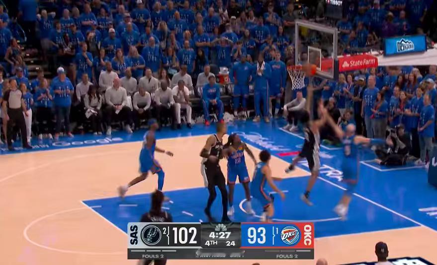 哈珀篮板球无敌了，一点不像个小孩。NBA