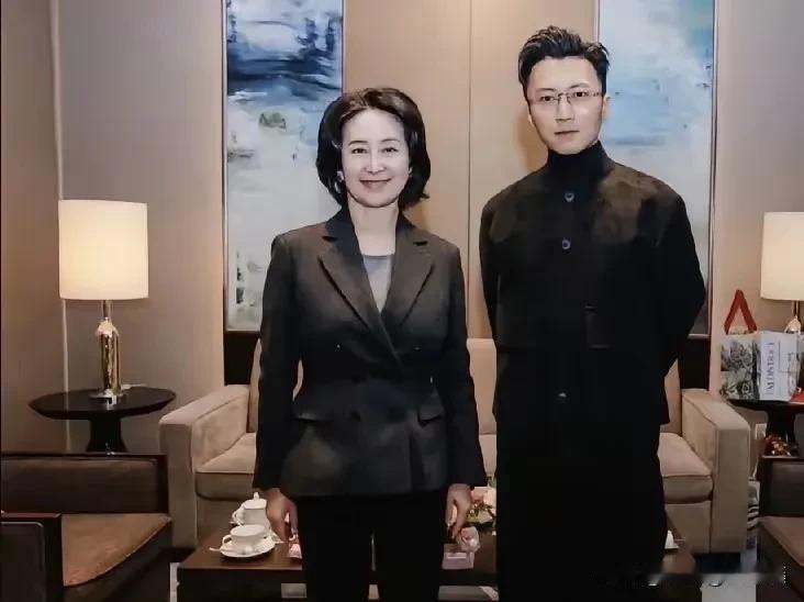 谢霆锋和何超琼同框搞事业了！

网友惊呼：这哪是开会，简直是“神仙组合”下凡！