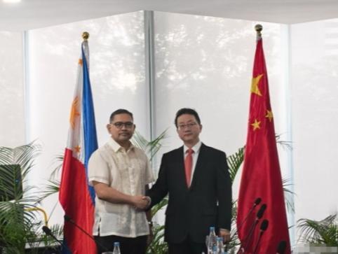 谈成了，菲律宾改口了。近日，菲律宾主动释放缓和信号，与中方在马尼拉开展深度沟通交