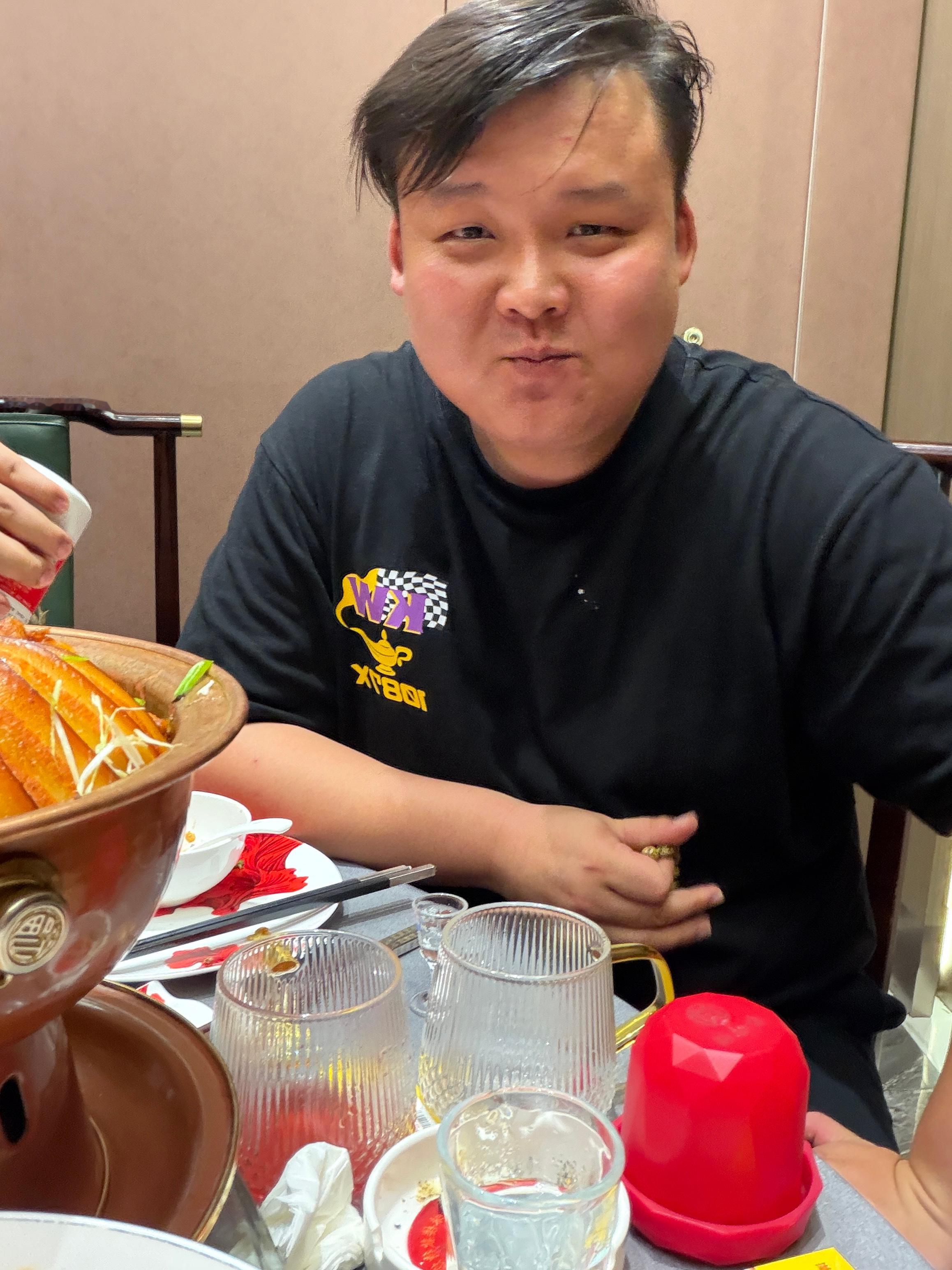 宁夏美食好吃！ 哥哥们能不能劝他把头发剪了 要不是因为我打不过他 我早打他了 这