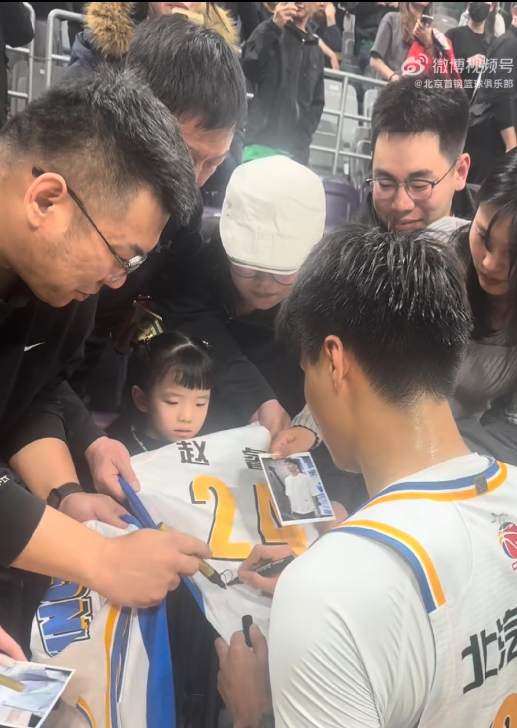 赵睿赛后专门走到看台边为一名小球迷签名，这份爱的回应真的是如此温暖。

3月21
