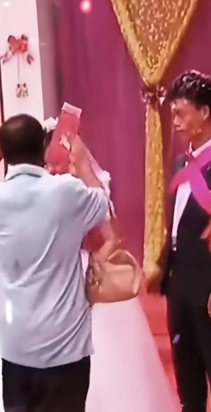 泪酸，女儿因和父亲吵架，自己偷偷结婚没有告诉父亲，父亲得知后，一手拿红包，一手拿