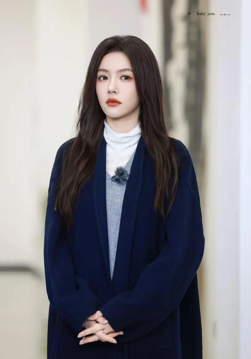 蔡文静的冬日氛围感穿搭，太会了❄️
 
藏蓝色大衣叠穿灰色V领马甲和白色高领打底