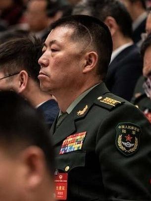 “卫国戍边英雄团长”祁发宝头部的伤疤依然清晰可见。网友留言说：“那道疤是军人的顶