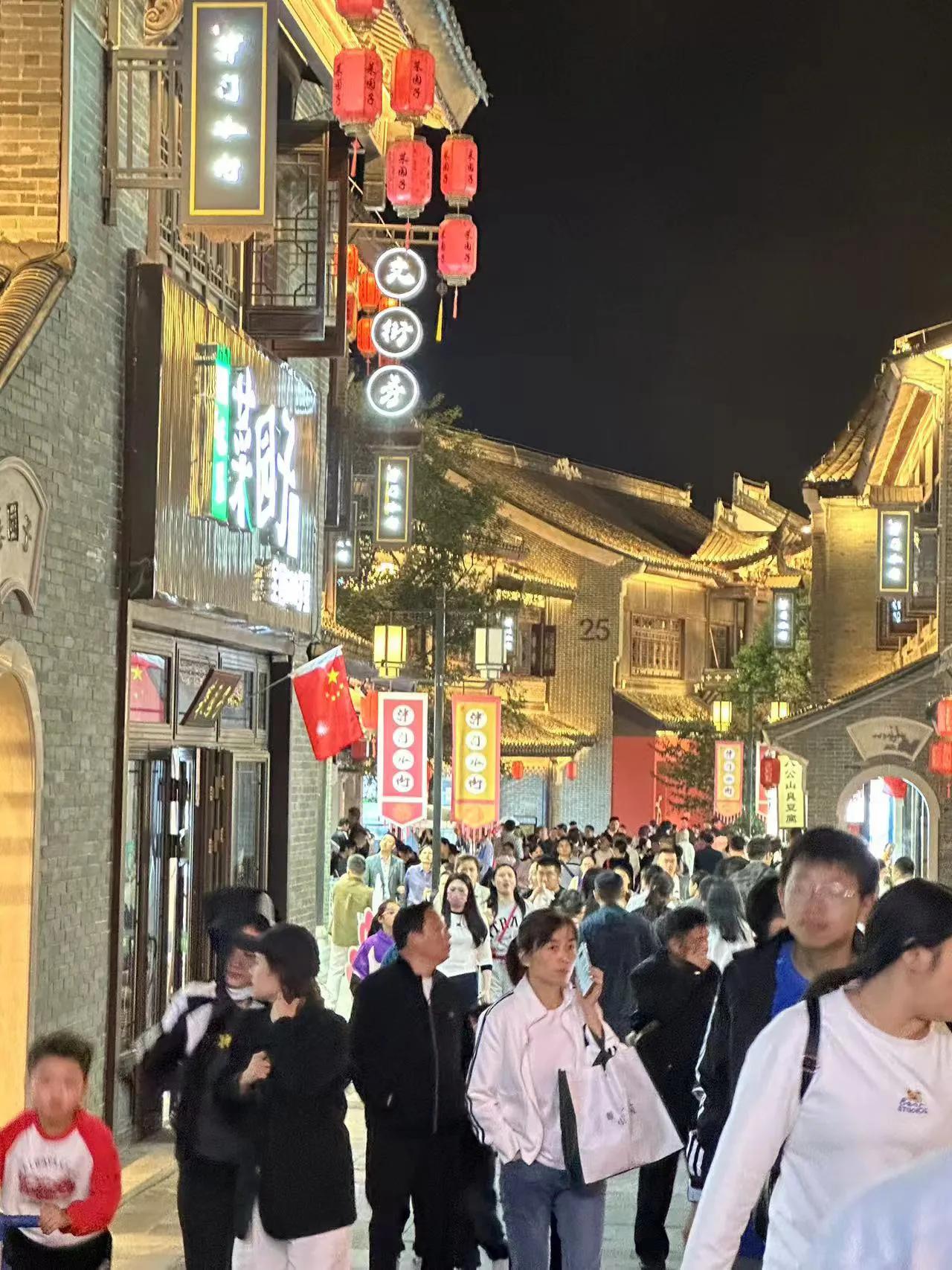 合肥滨湖塘西津门看来是合肥为数不多
有喷泉和灯光秀的景点了
国庆期间，吸引了不少