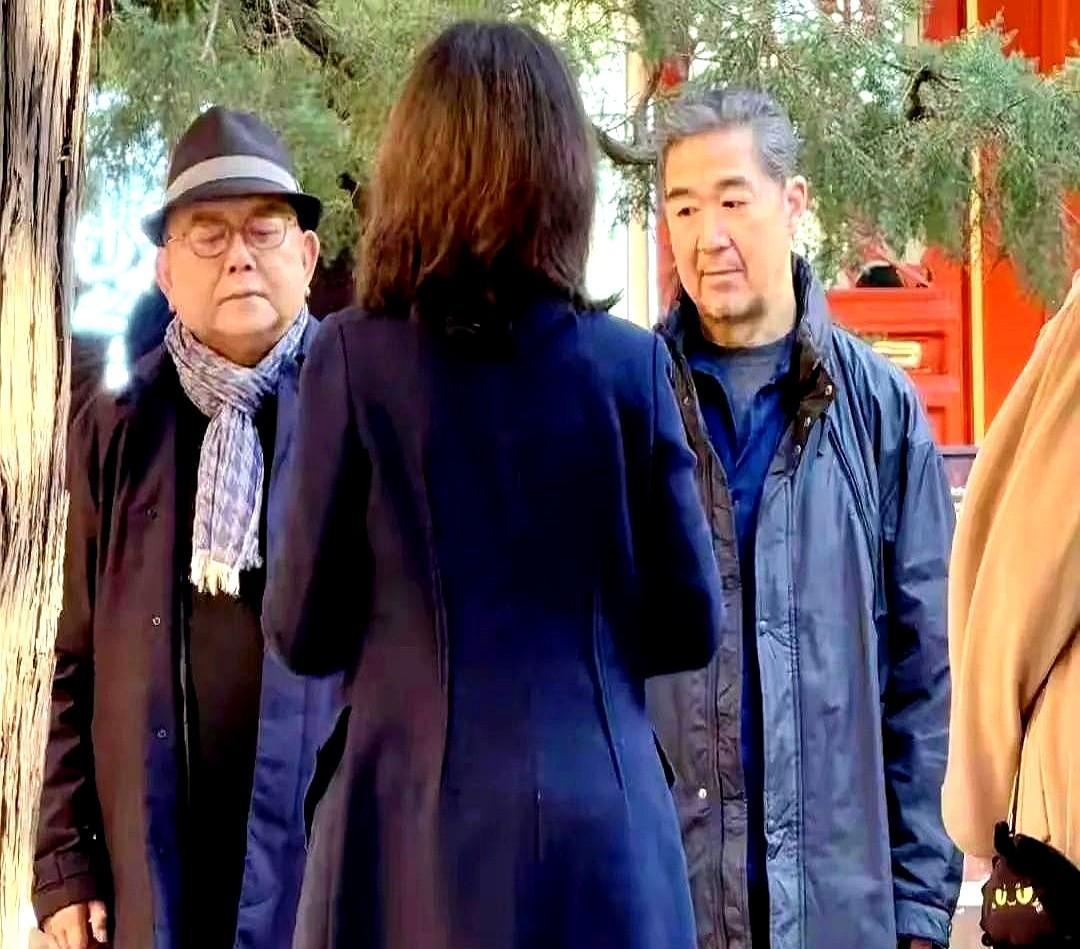 胡歌和彭于晏，没发微博，没拍合照，就在电影里悄悄对了个眼神。
《独自·上场》片尾