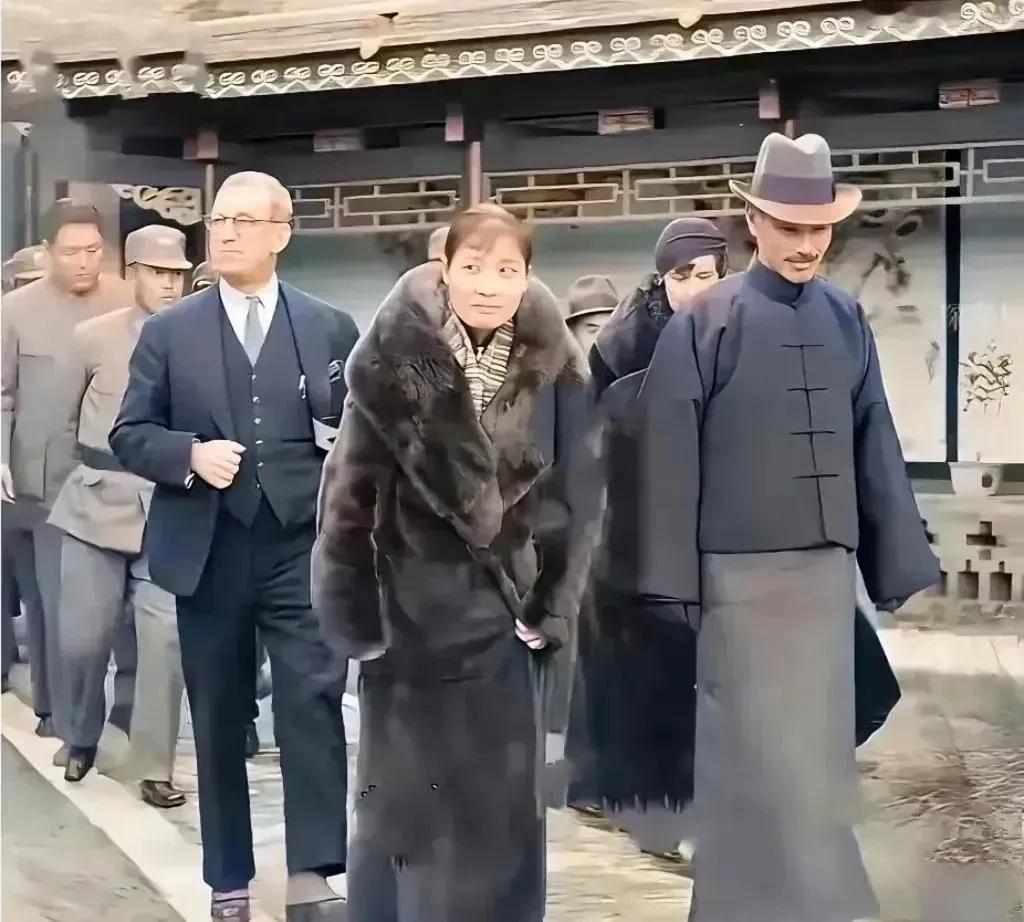 这张照片宋美龄拍的不好，蒋介石倒是风度翩翩。
#民国历史照片# 
#老照片人物#