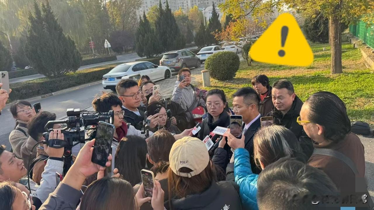 赵某晖身份被扒！
这哪是嚣张
分明是把身份当成了撒野的“通行证”！ 作为潞城区政