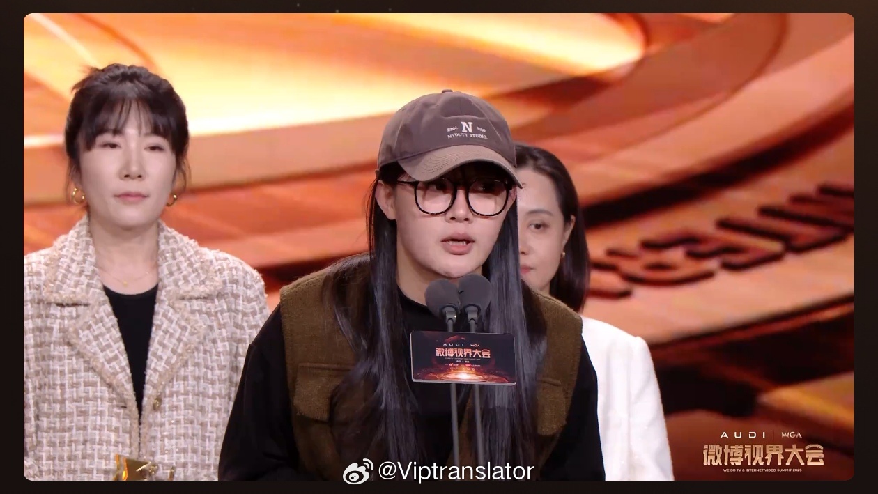 恭喜张丹阳代表《歌手2025》获得微博年度爆款综艺。何老师：您现在收看的歌……微