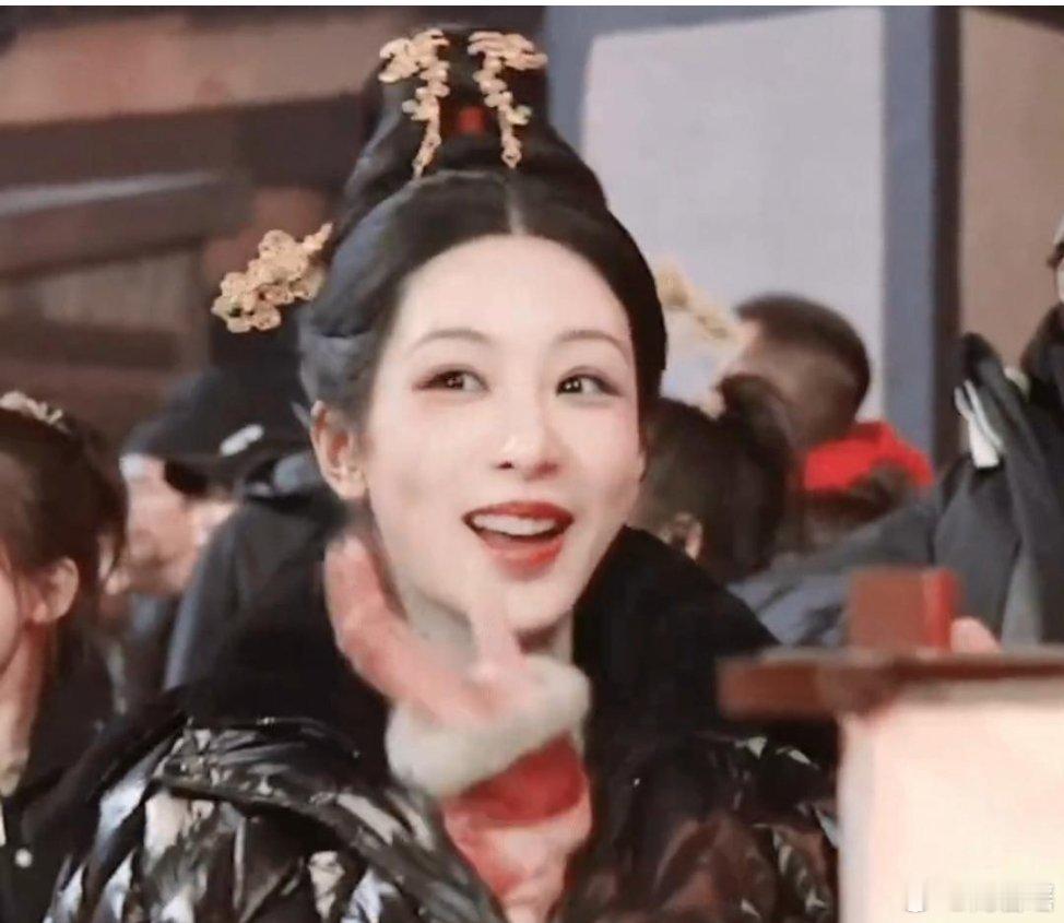 律师谈赵露思工作室被指抄袭 赵露思方被指抄袭杨紫《长相思》套图，律师需版权持有人