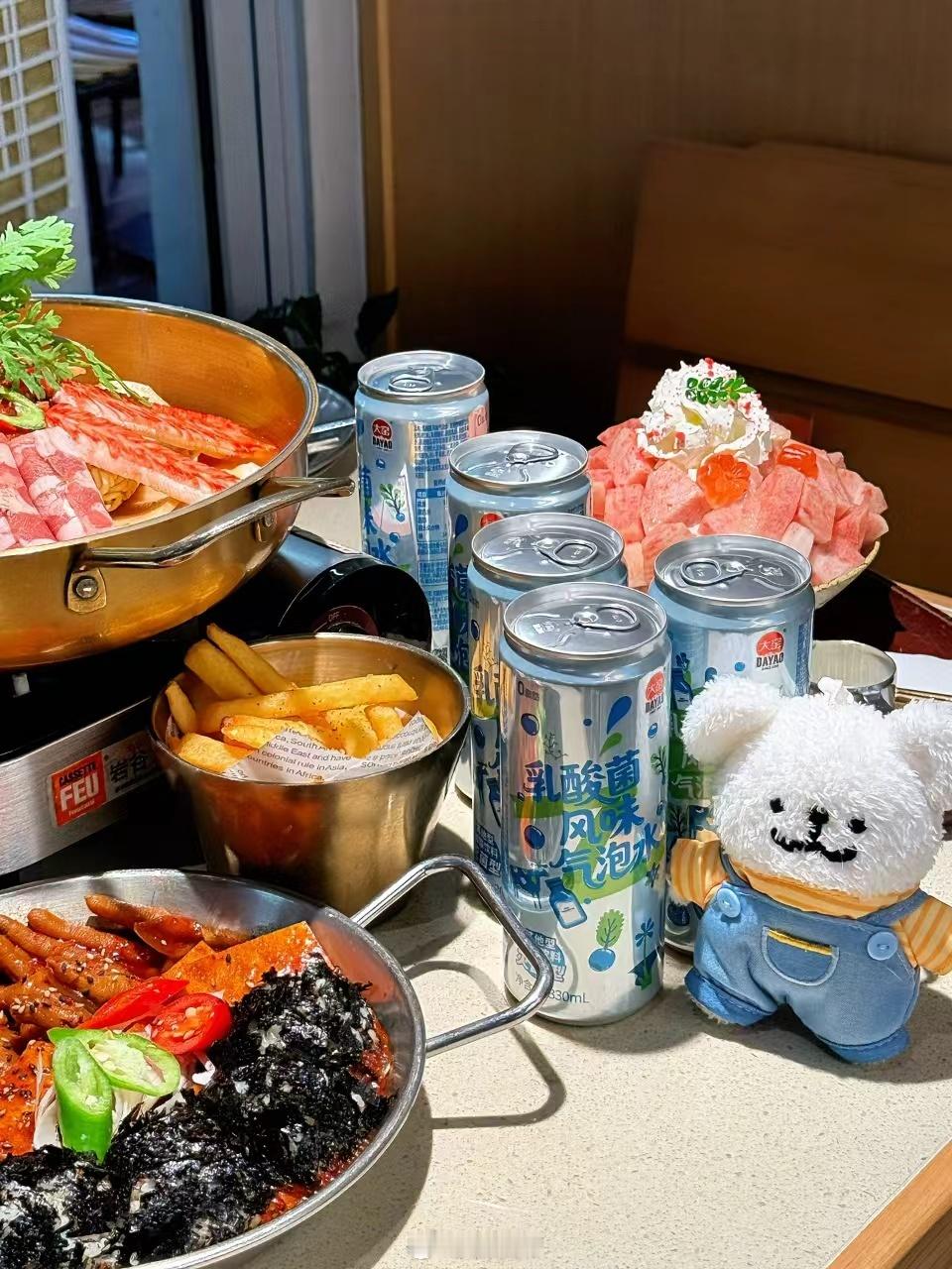 阴雨天就该配热乎的韩式火锅！韩式泡菜锅，肥牛卷、芝士年糕堆得满满当当。特意提前点