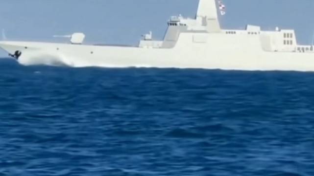 第二批次055型驱逐舰进行海上试验，这航速看着很高#中外舰闻[超话]##中外舰闻##烽火问鼎计划##