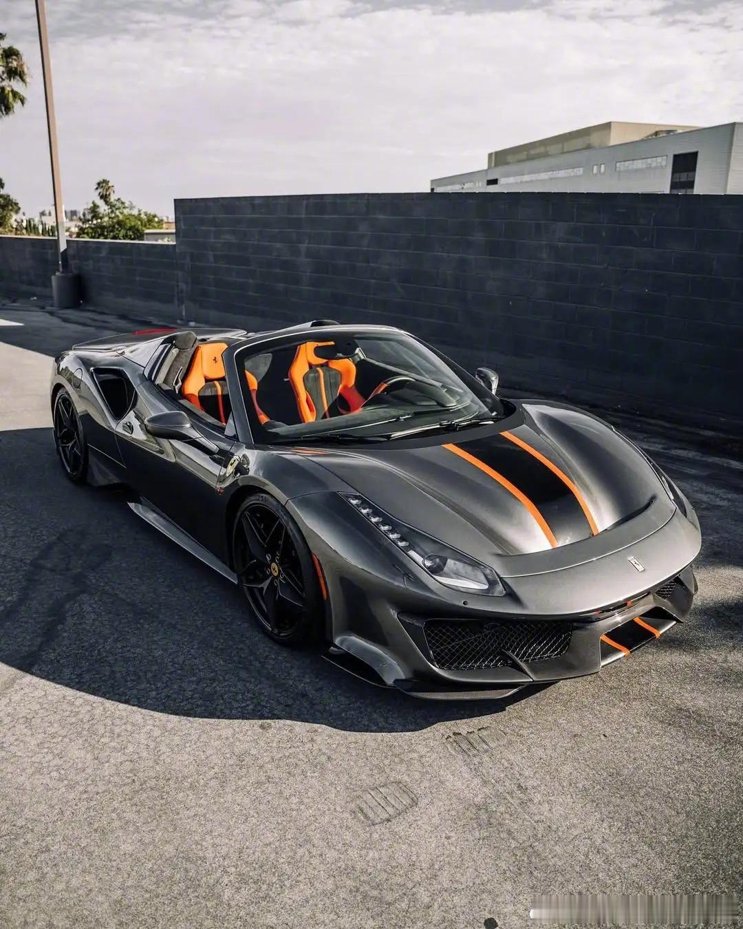 早上好，今天的出行座驾是Ferrari Pista，身份都是自己给的[二哈] ​