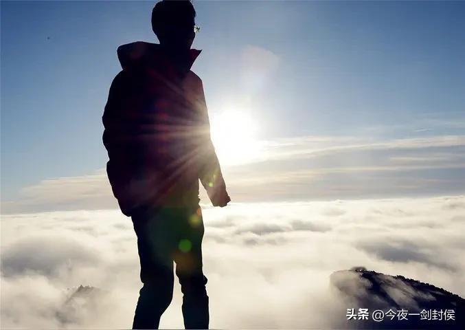 儿子减肥的第三天，半夜一点让我给他做了一个蛋炒饭。
我笑着说，你减个屁的肥。
最