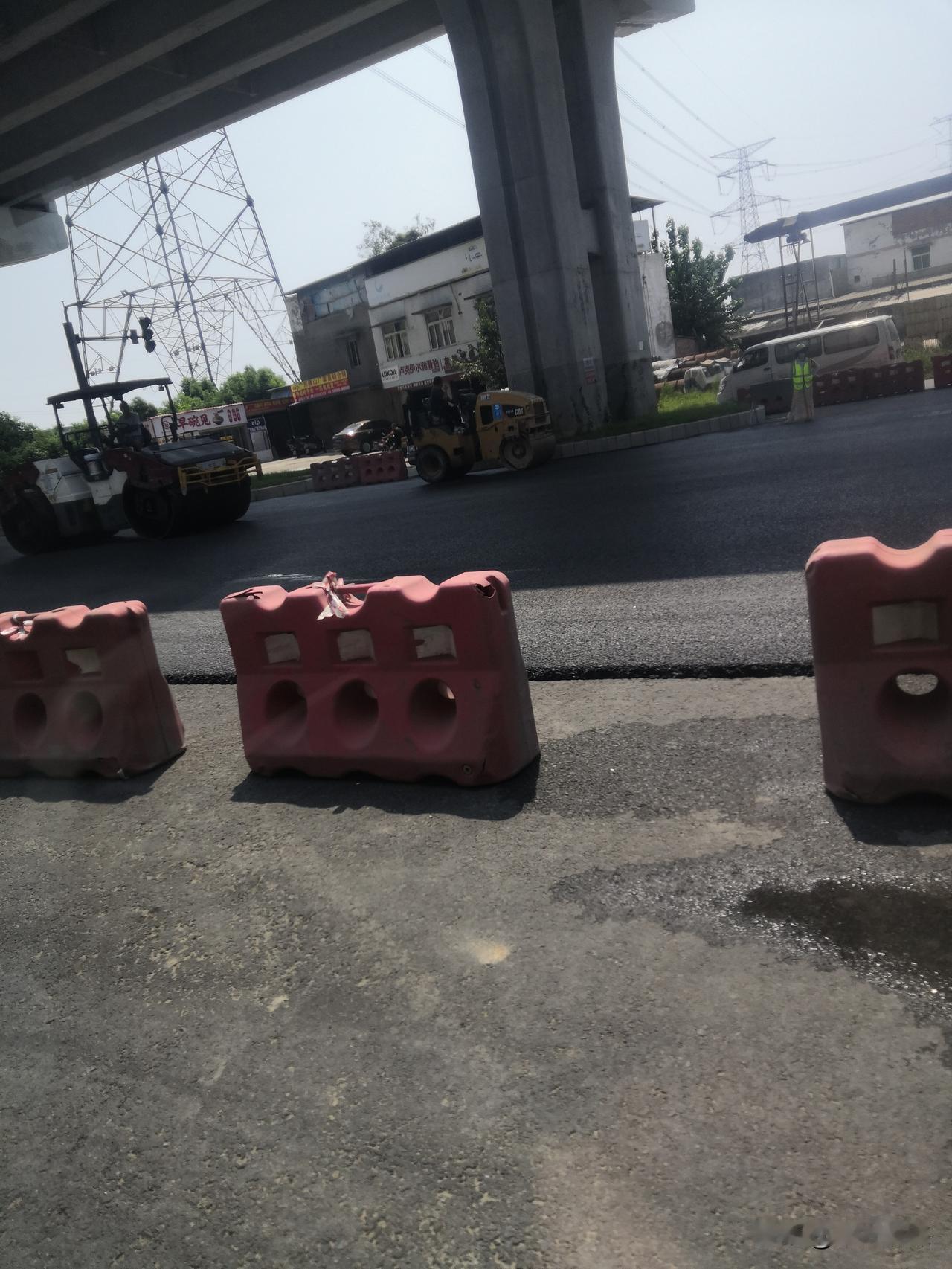 青白江大道
近日，去了一趟青白江，坐着607公交车，前往成都市十里店，看见成青金