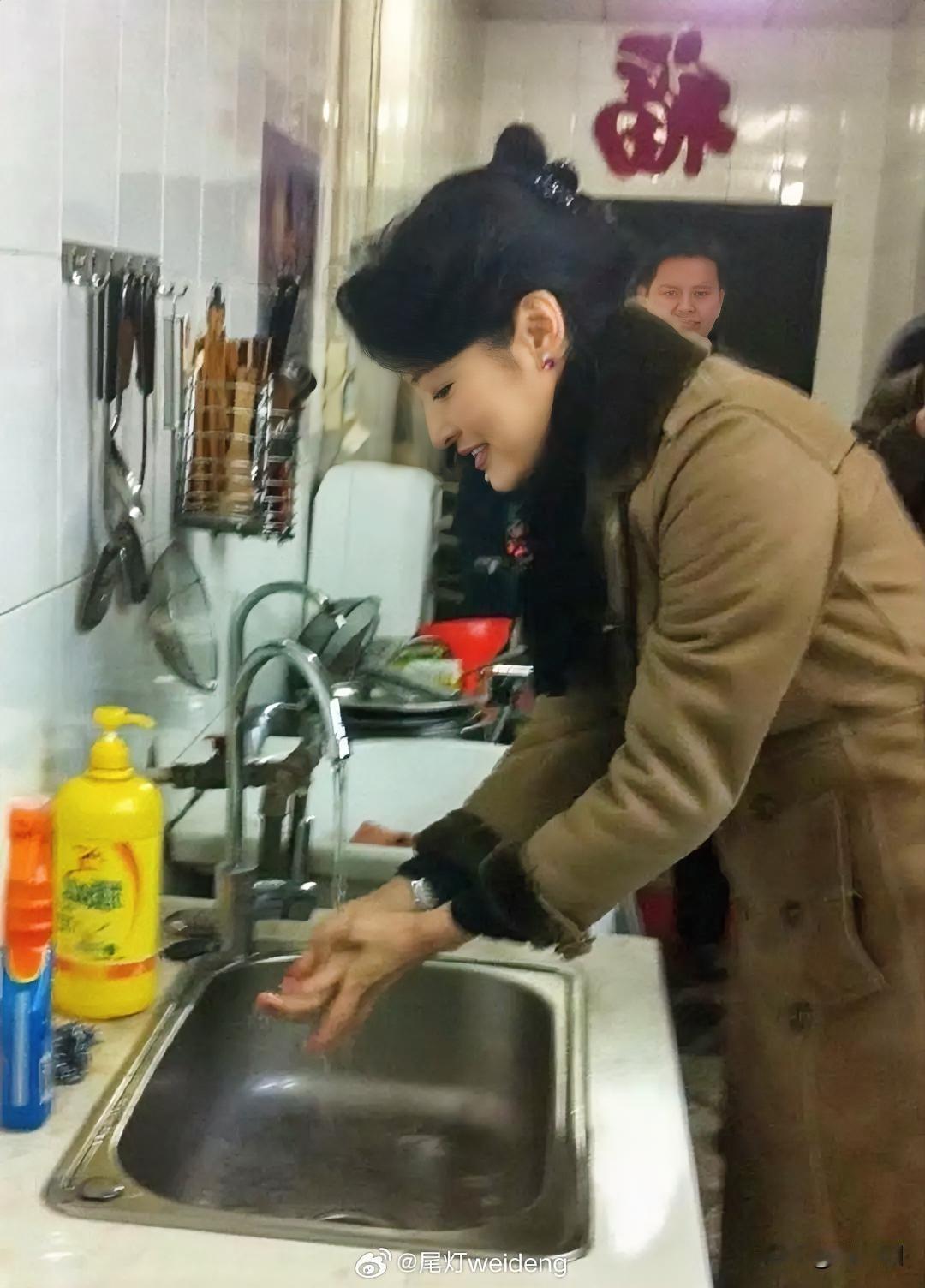 真没想到，周涛家里的厨房和我们普通人一样，一点也没有过度奢华的土豪风。

在大众