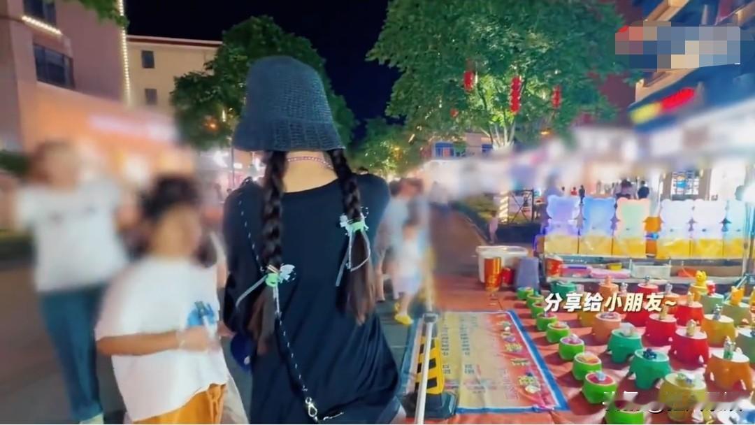 杨幂，又菜又爱玩！

7月29日，刚结束《江山大同》拍摄的杨幂现身横店夜市，纯素