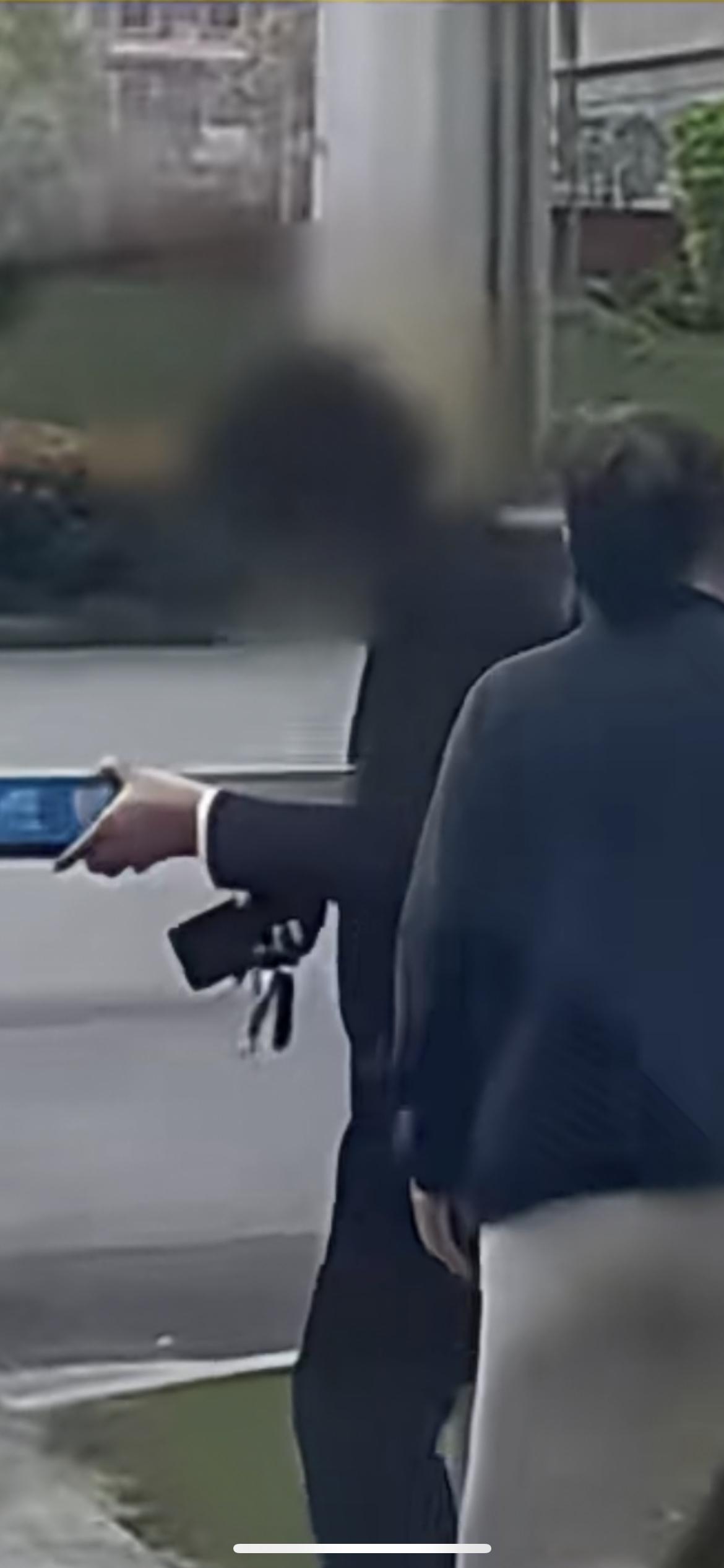 4月16日湖南，女子走道闸边，后车正常通行 ，道闸抬起撞伤女子 ,女子向车主索赔