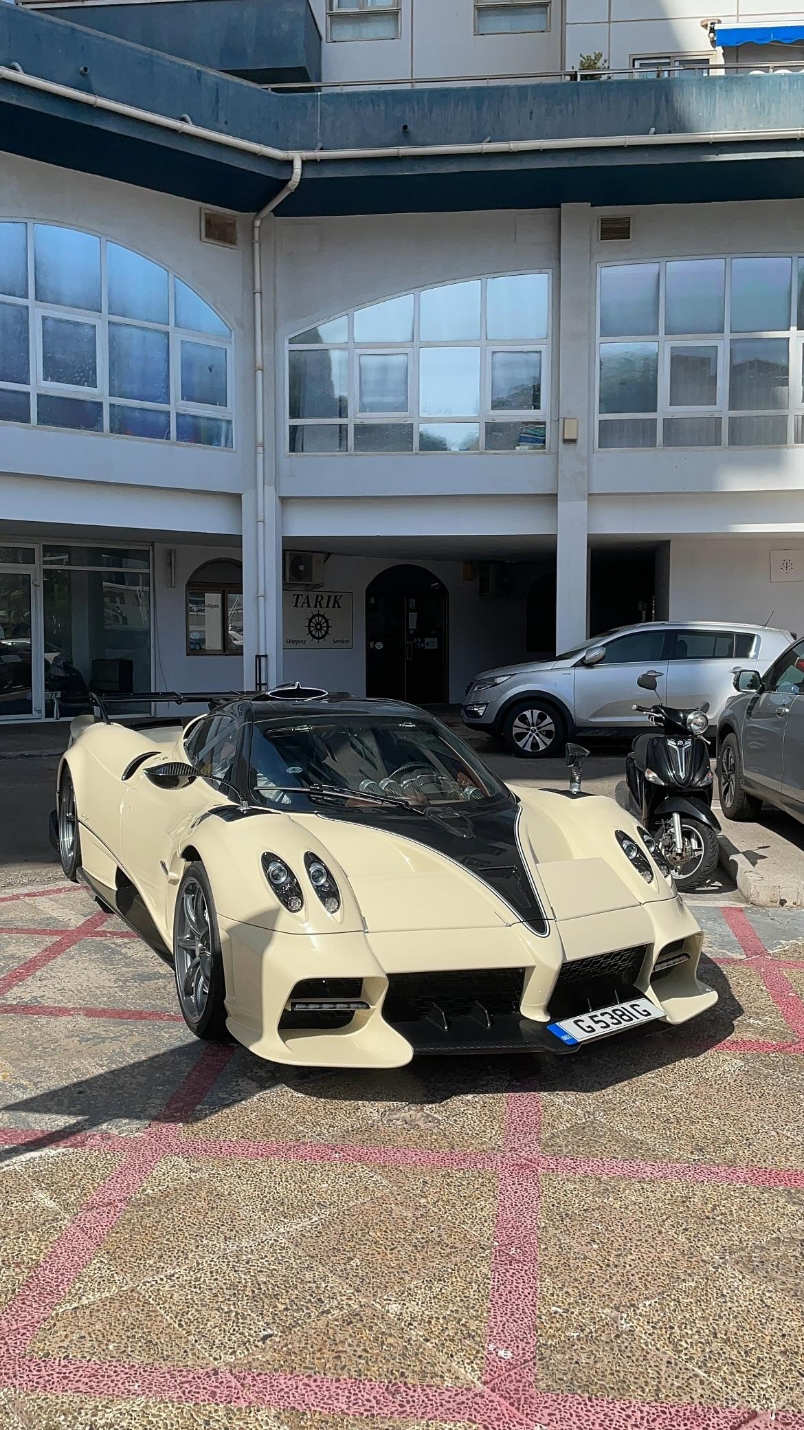 帕加尼第一VIP的Imola Roadster在直布罗陀上路