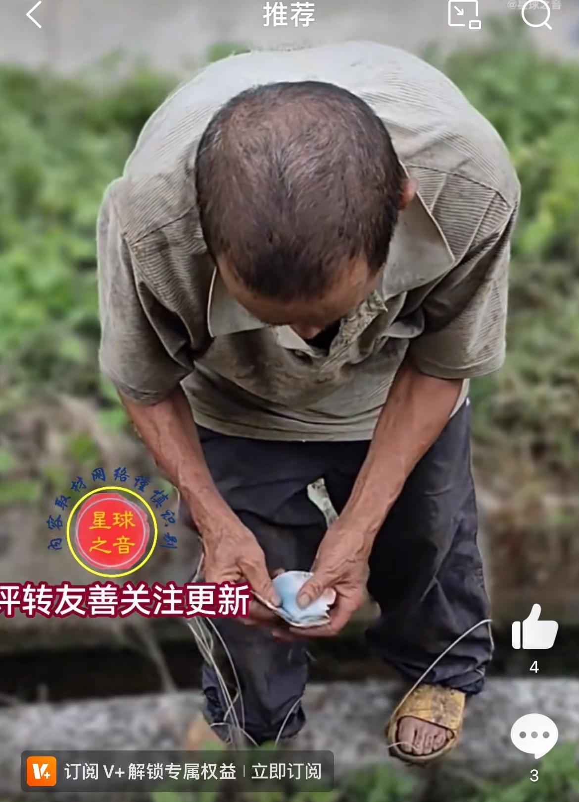 广西大爷在田里组装打谷机准备脱粒稻谷，一路过的收割机主动帮大爷收了稻谷，看着大爷