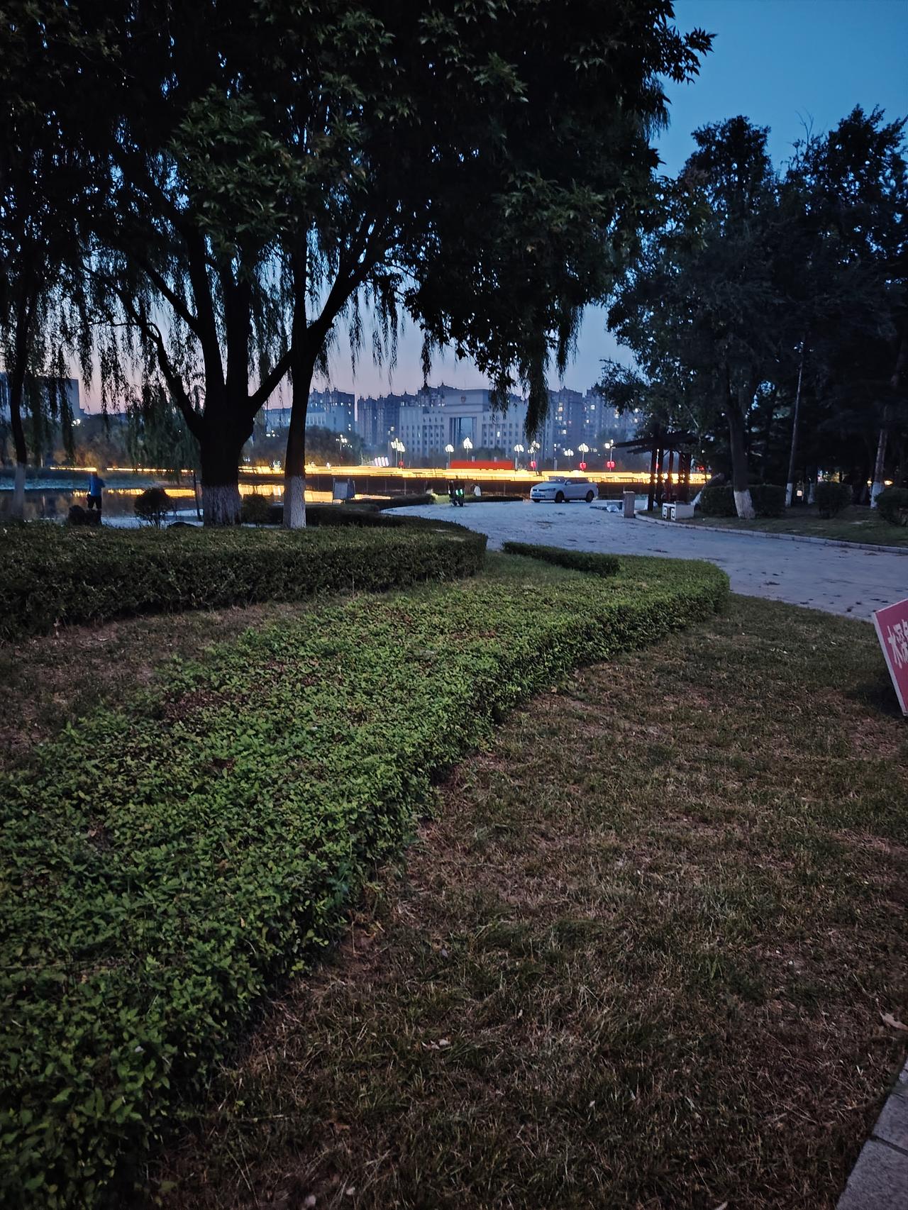 这么早起来就有在钓鱼的，钓鱼佬的精神真的是无与伦比。