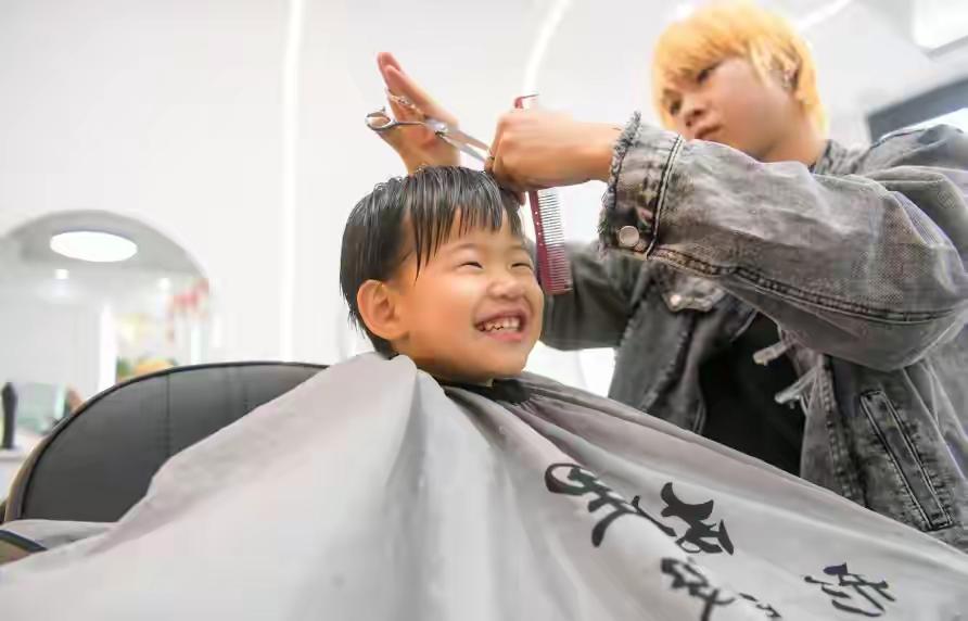 二月二，龙抬头。昨天有朋友想约我今天一大早上去剪头发，说想图个吉利。
他年年剪，