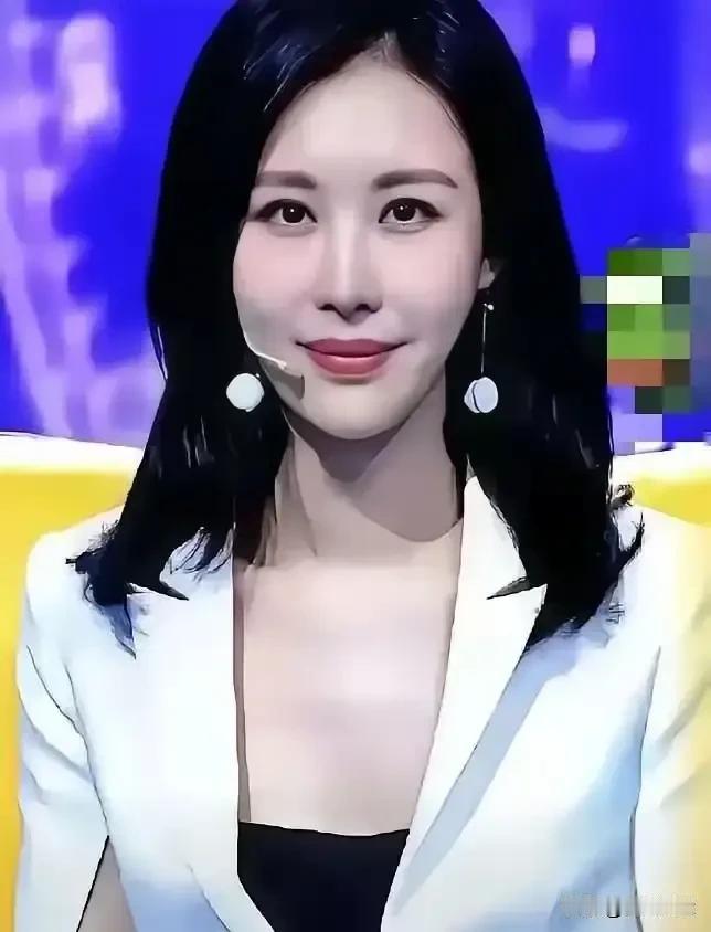 要说娱乐圈里最会支棱的当属田朴珺。
她从不认命。她当年在《甄嬛传》里惊鸿一瞥的配