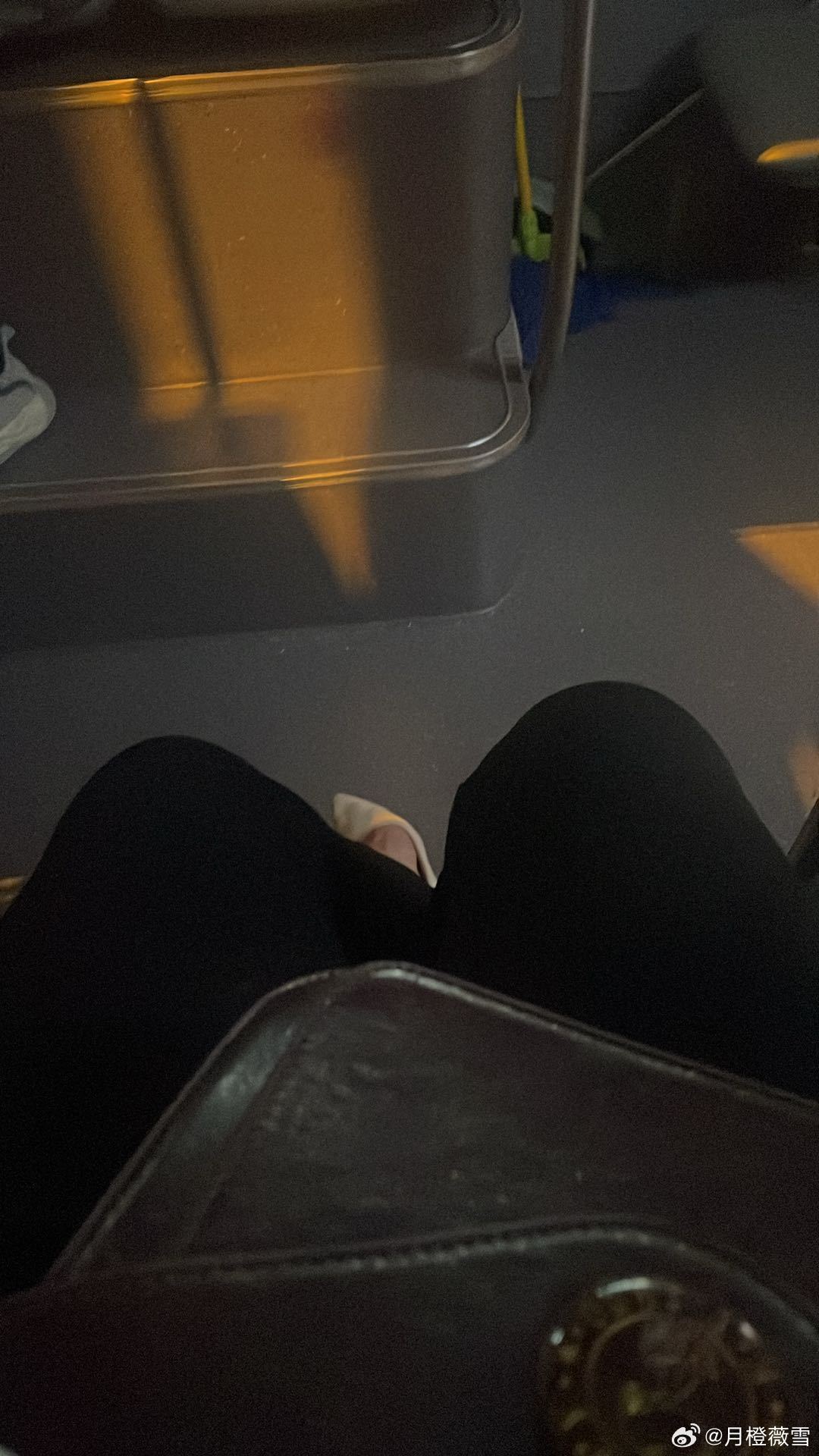 下班回家，又热又困 