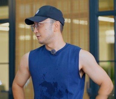 尼格买提这波操作太秀了！健身时偶遇节目录制，撞见熟人果断加入，给花开团送上暖心祝