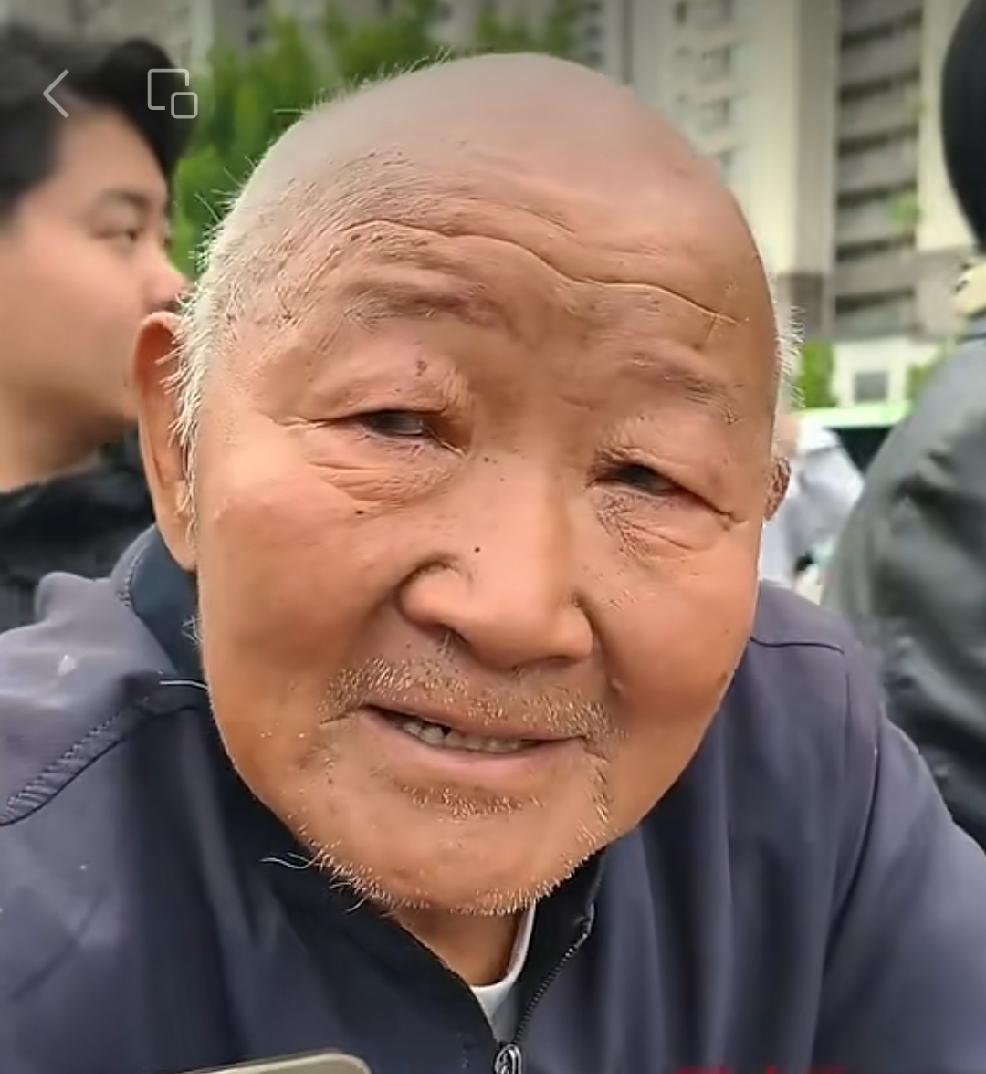 【山东菏泽，一位77岁的爷爷陪孙子参加高考，该考生是家庭变故后，老人从3岁把孩子
