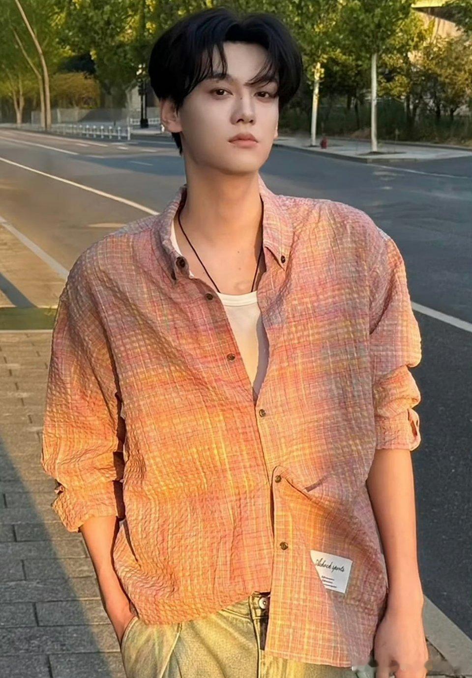 田栩宁落日红格白 T 营业造型，如何？👀 ​​​