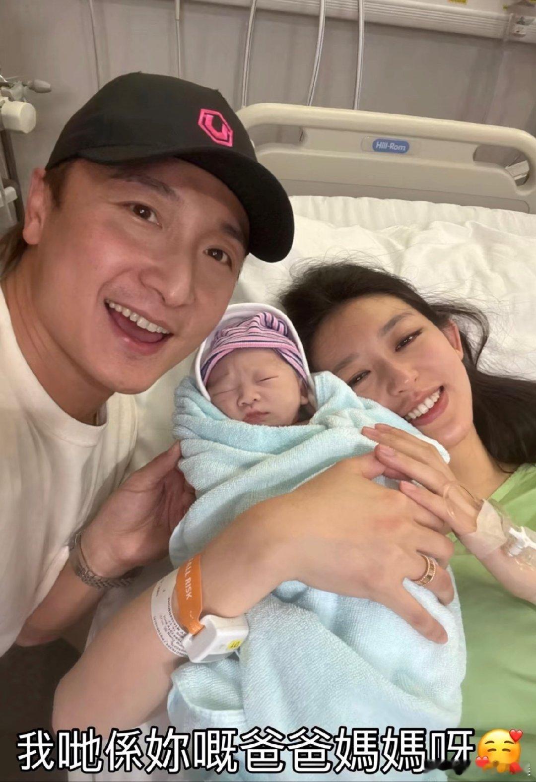 方力申一家三口合照方力申一家三口全家福 方力申得女，画面里他笑得超开心，宝宝被妈