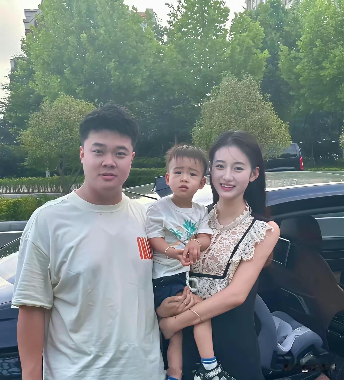 这两口子的颜值都高，宝宝妈妈身材苗条，瓜子脸，五官端正，谈吐说话间自带气场和微笑
