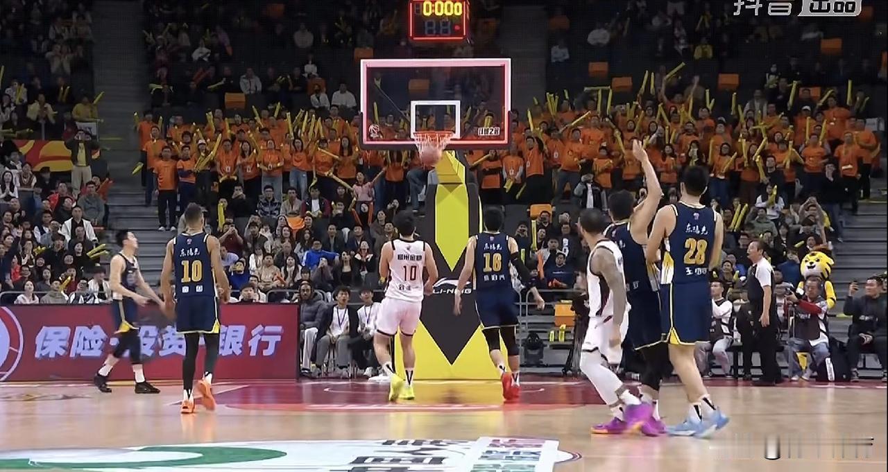 炸裂，约克超远压哨三分绝杀广东，浙江88：87广东，这球一定是年度最佳进球，没有