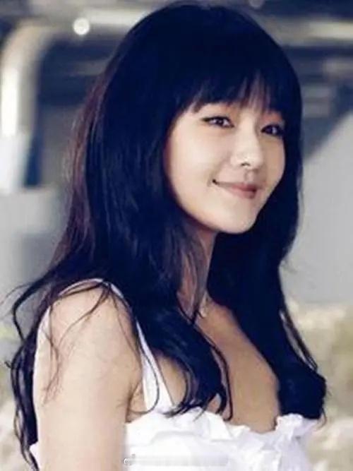 代言美棉时期的徐熙媛，有点儿婴儿肥。简单的衣服，浓黑色的长发。自然纯美，舒适时尚