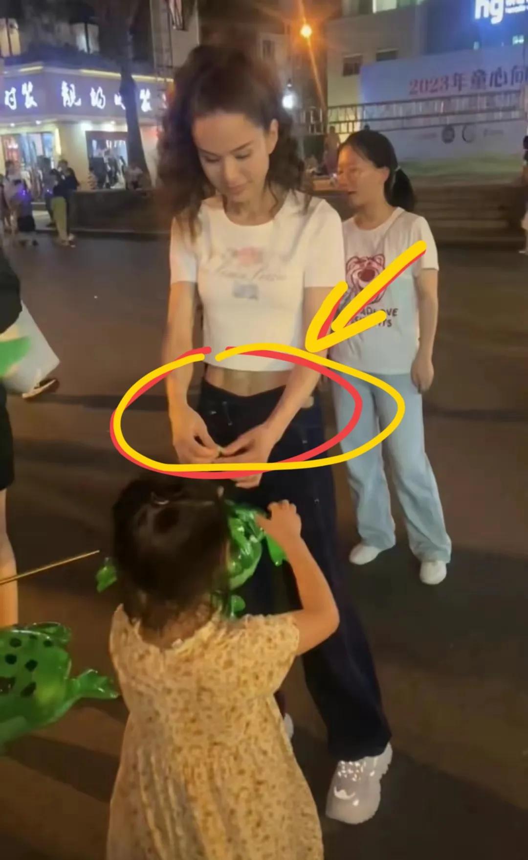 56岁的李若彤，引发热议！

7月8日，久未露面的“姑姑”李若彤，突然引发了网友