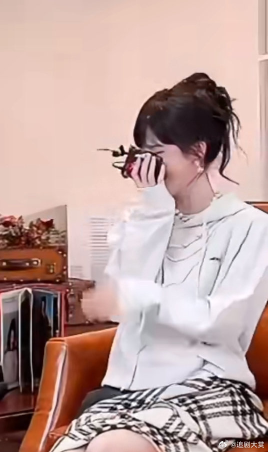 鞠婧祎说多喝一点丝瓜汤鞠婧祎cue丝瓜汤 ​鞠婧祎cue丝瓜汤，笑死我了 ​​​