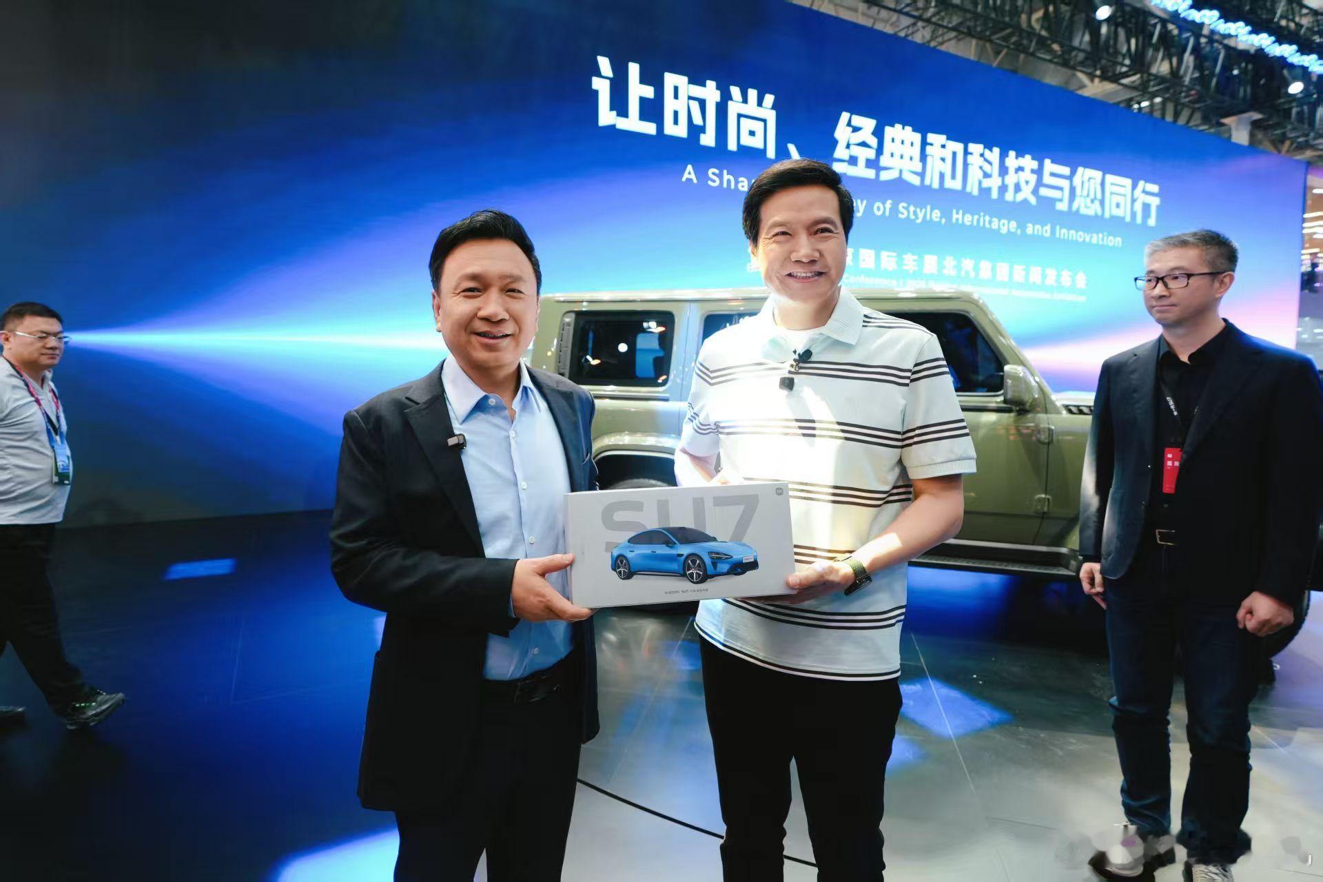 雷军送给车企同行们的T恤今年的北京车展上格外热闹，各家车企纷纷送T恤，这一场景成