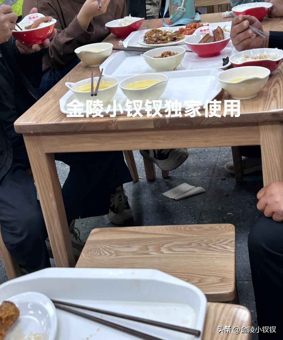 这样的家庭很少见了！

昨天下午三点半多了，我给葛老头提议去千佛山逛逛，九九重阳